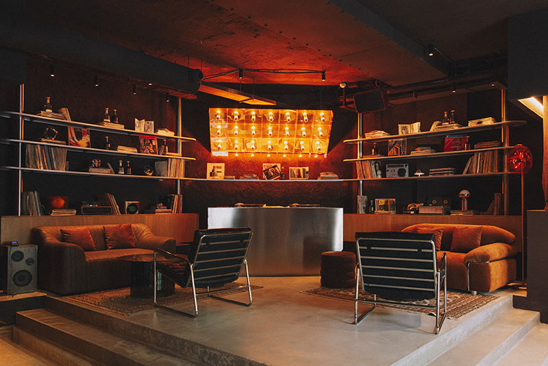 Espacio de cabina y sillones en Snake Bar Madrid