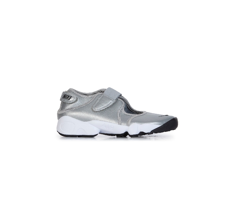 zapatillas estilo tabi tendencias nike courir gris