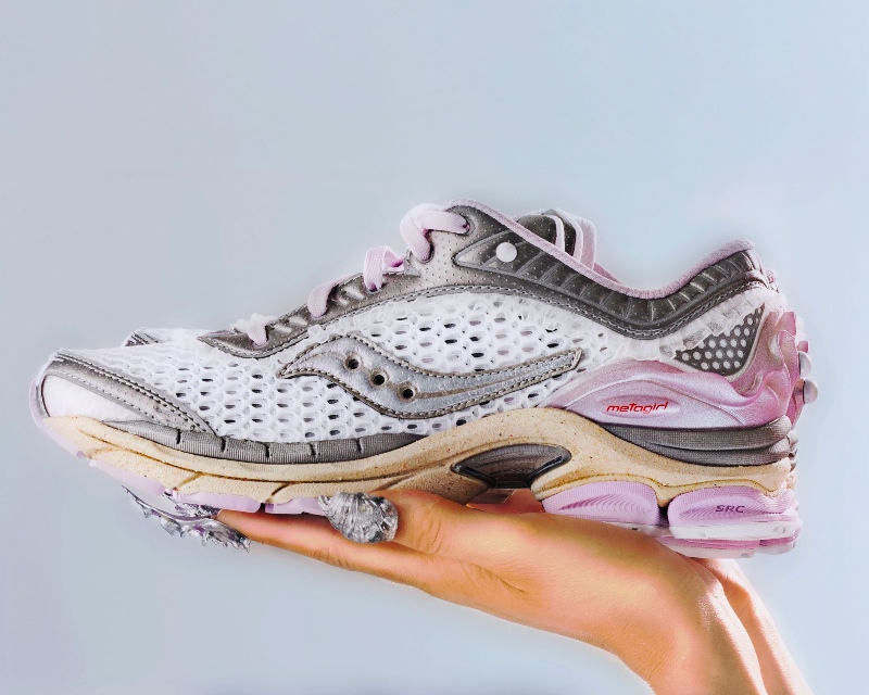 Metagirl aporta ultrafeminidad al diseño runner de Saucony