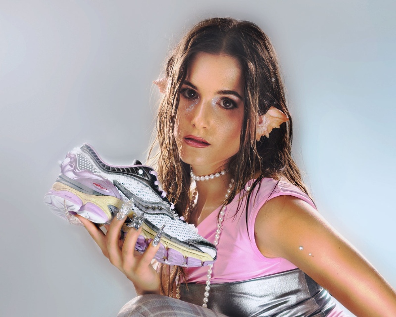 Metagirl aporta ultrafeminidad al diseño runner de Saucony