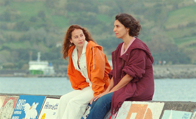 Ariel - fotograma de la película con las actrices Irene Escolar y Agustina Muñoz