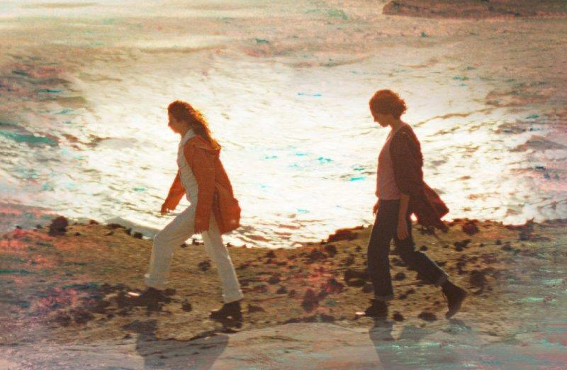 Ariel - fotograma de la película con las actrices Irene Escolar y Agustina Muñoz