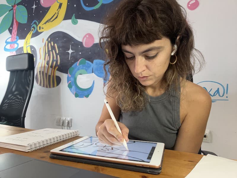 Adela por Dios en su esudio