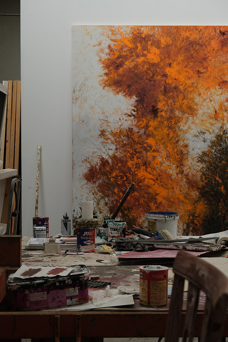 cuadro al óleo de Carlos León - estudio de artista pintura abstracta con colores vivos