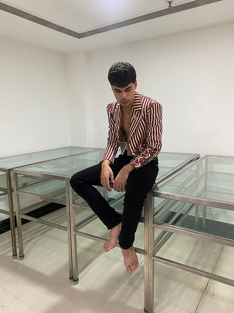 Dani Pannullo Lo incorpóreo - imagen de baularín con prendas de diseñador indio