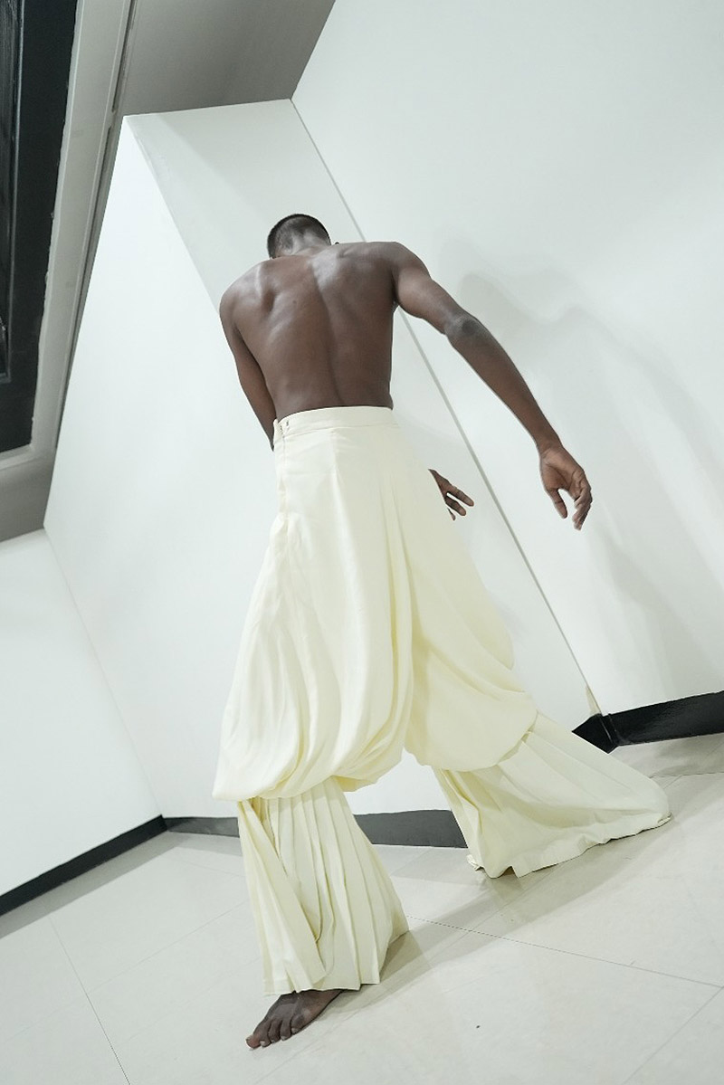 Dani Pannullo Lo incorpóreo - imagen de baularín con prendas de diseñador indio