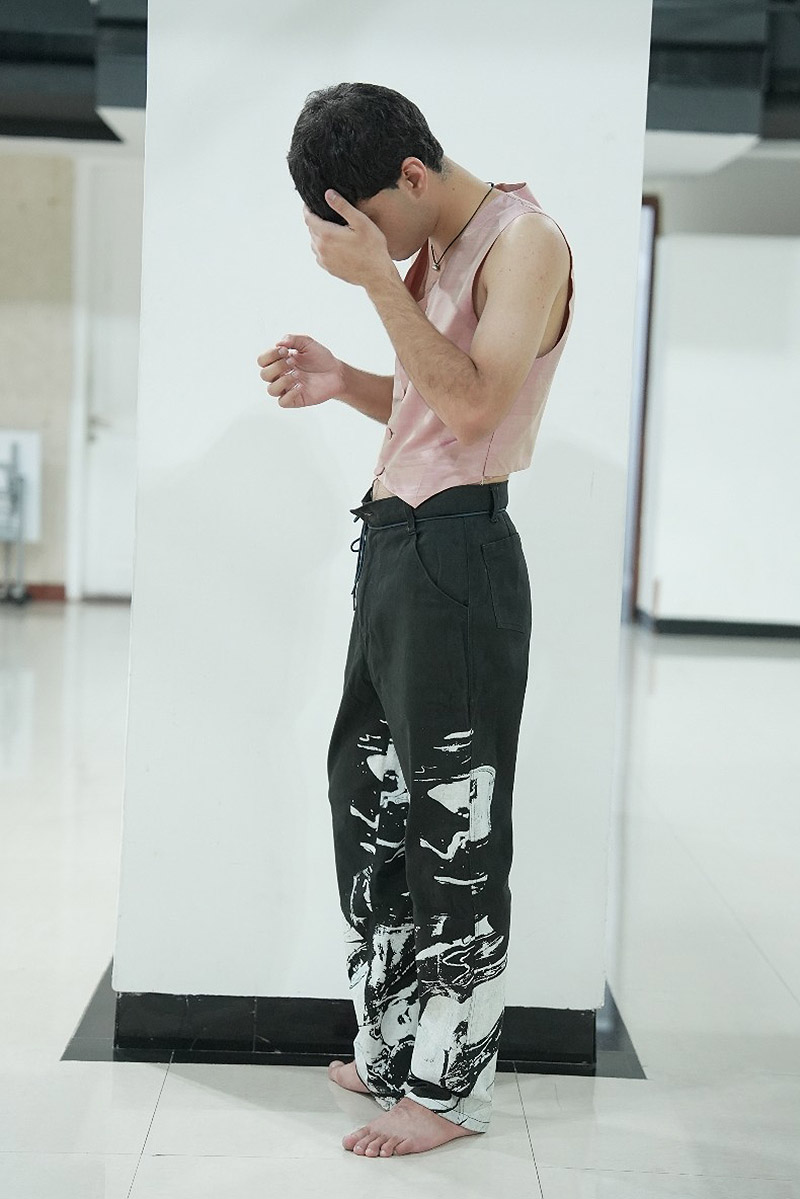 Dani Pannullo Lo incorpóreo - imagen de baularín con prendas de diseñador indio