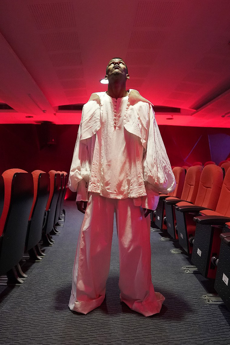 Dani Pannullo Lo incorpóreo - imagen de baularín con prendas de diseñador indio