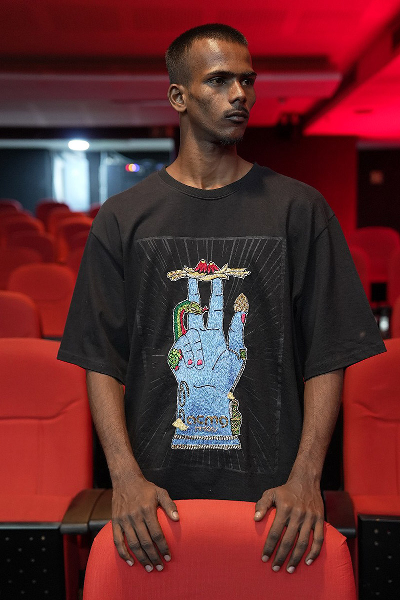 Dani Pannullo Lo incorpóreo - imagen de baularín con prendas de diseñador indio