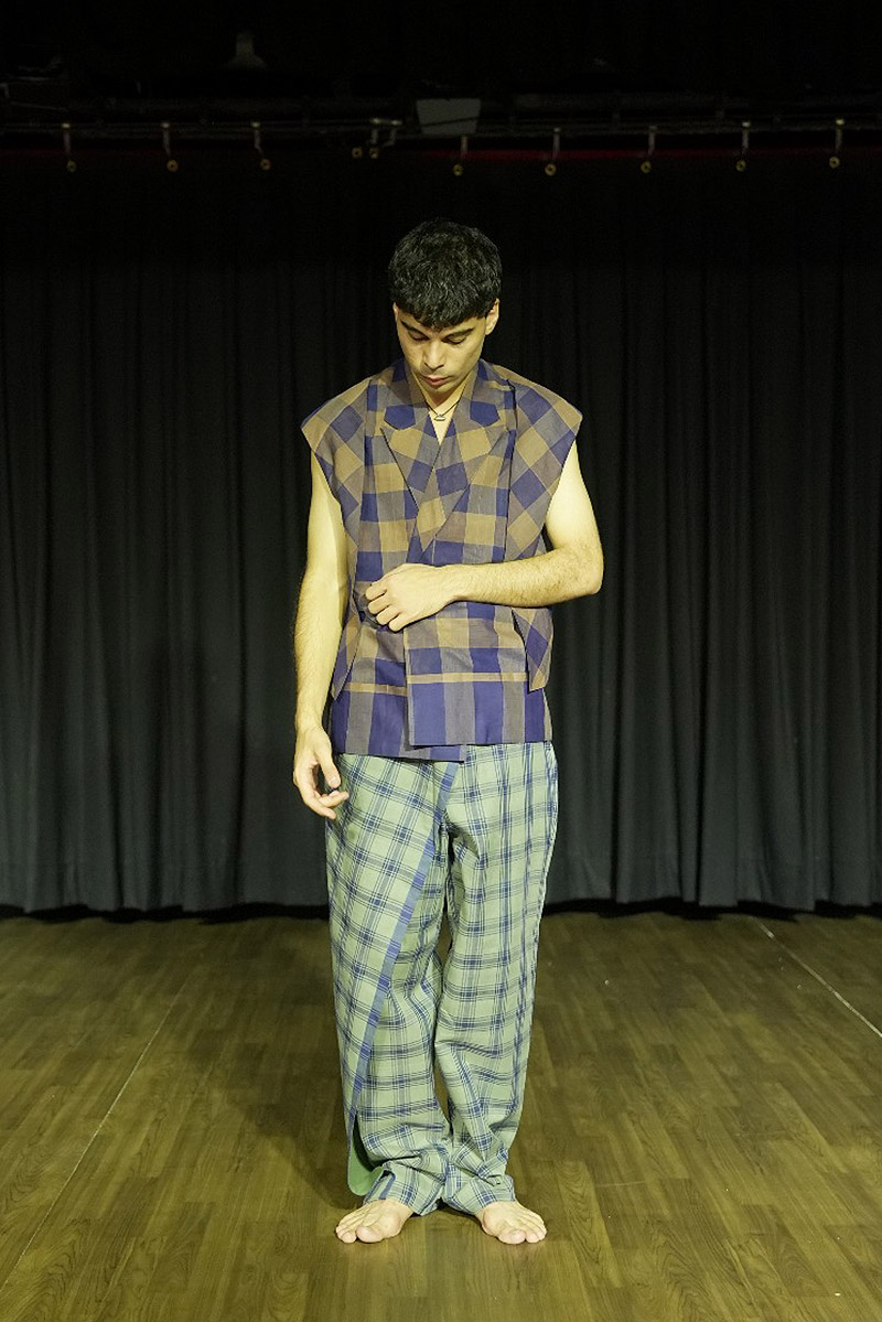 Dani Pannullo Lo incorpóreo - imagen de baularín con prendas de diseñador indio