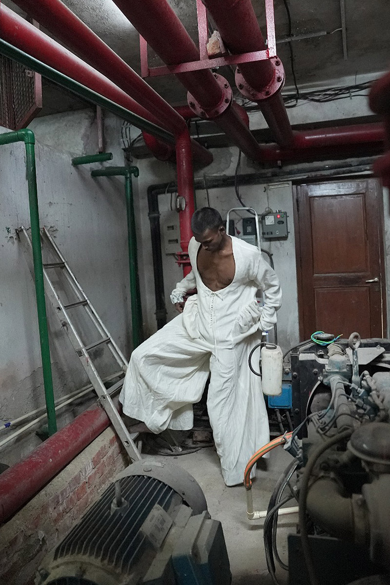 Dani Pannullo Lo incorpóreo - imagen de baularín con prendas de diseñador indio