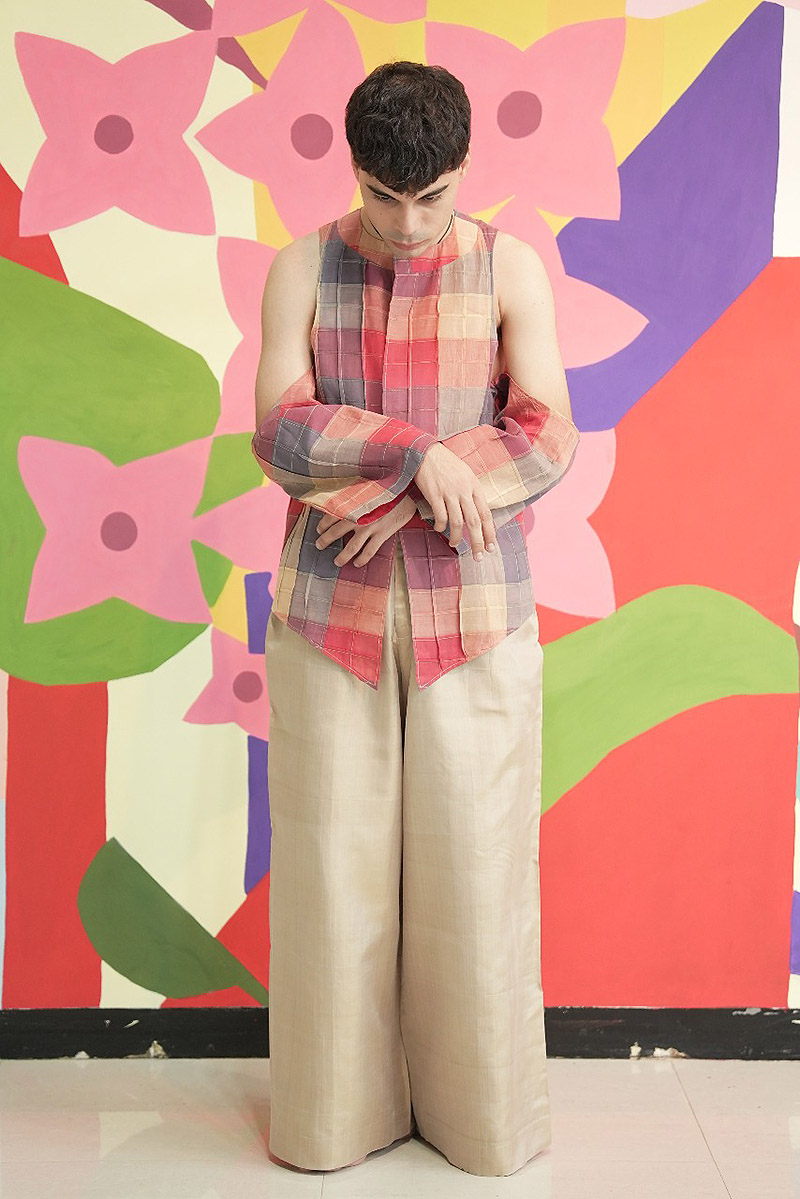 Dani Pannullo Lo incorpóreo - imagen de baularín con prendas de diseñador indio