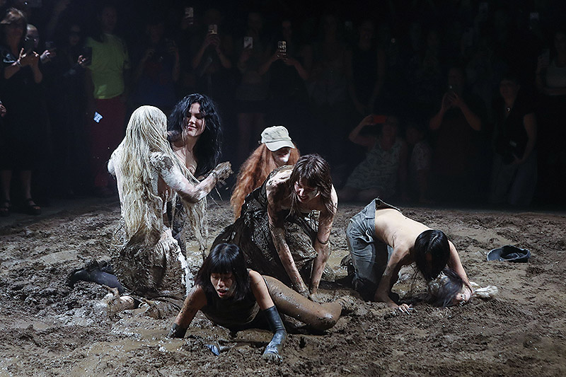 Modelos desfilando en el barro