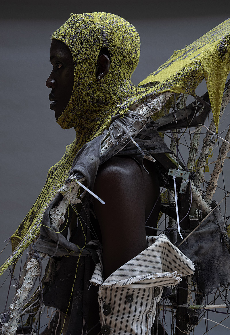 Imagen de modelo llevando estructuras como ropa