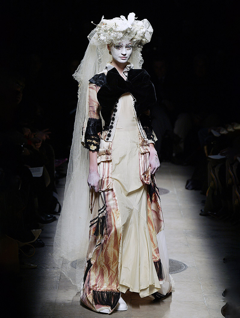 Modelo desfilando con ropas estrafalarias