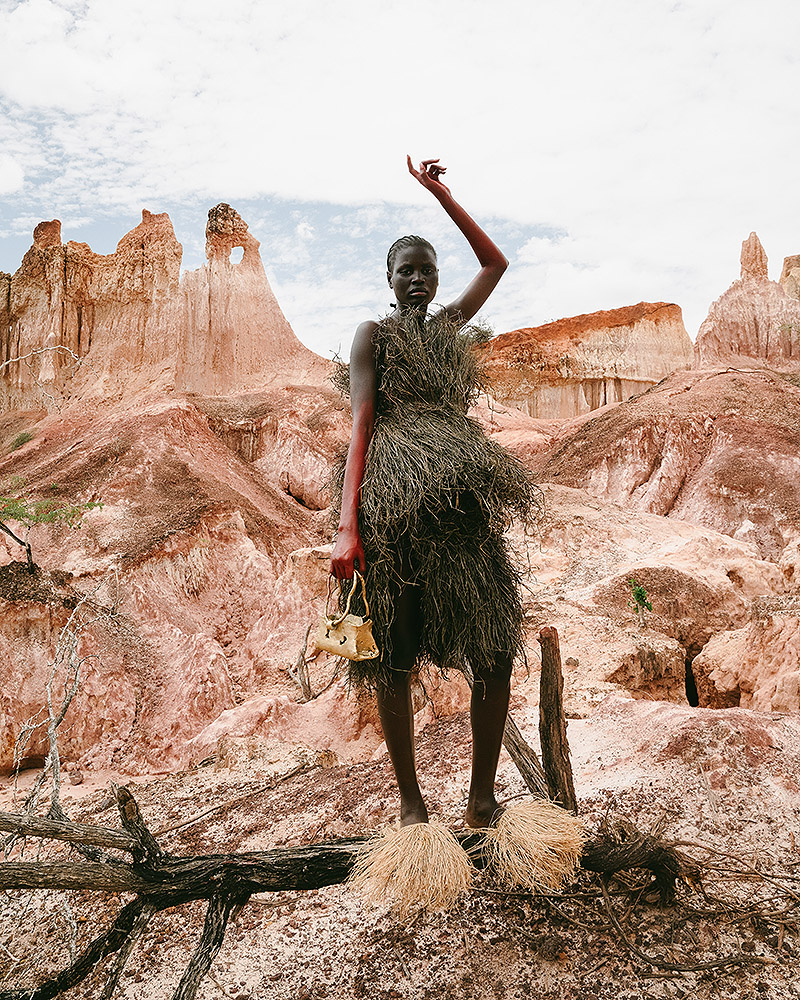 Imagen de mujer vestida con ropas ecológicas posando entre montañas