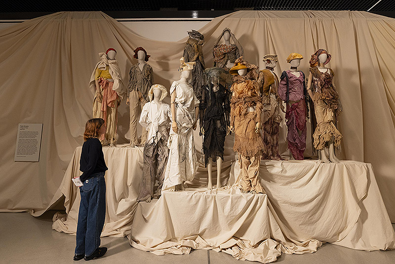 Maniquies vestido posando