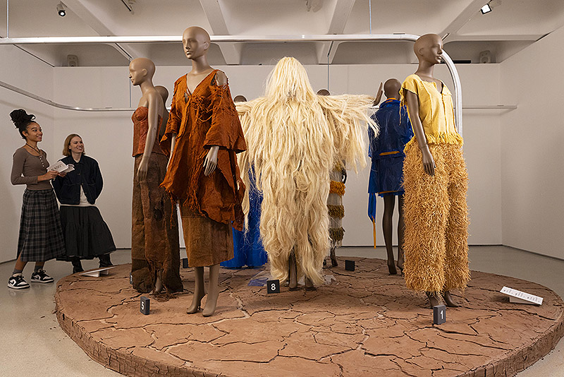 Vista de la instalación con maniquies