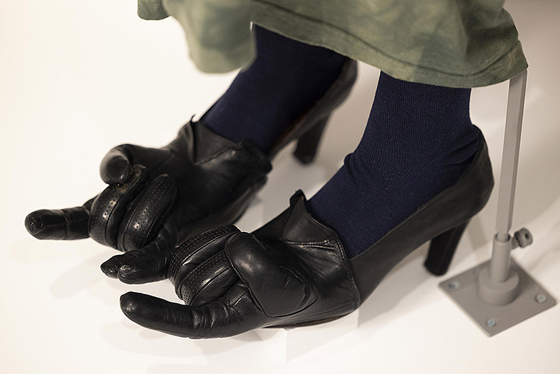 Imagen de una modelo llevando unos zapatos con manos incorporadas 