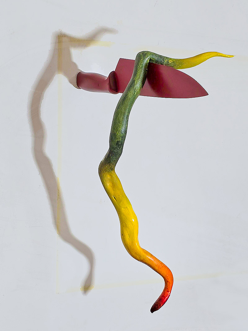 Vista de una escultura con un cuchillo y una culebra