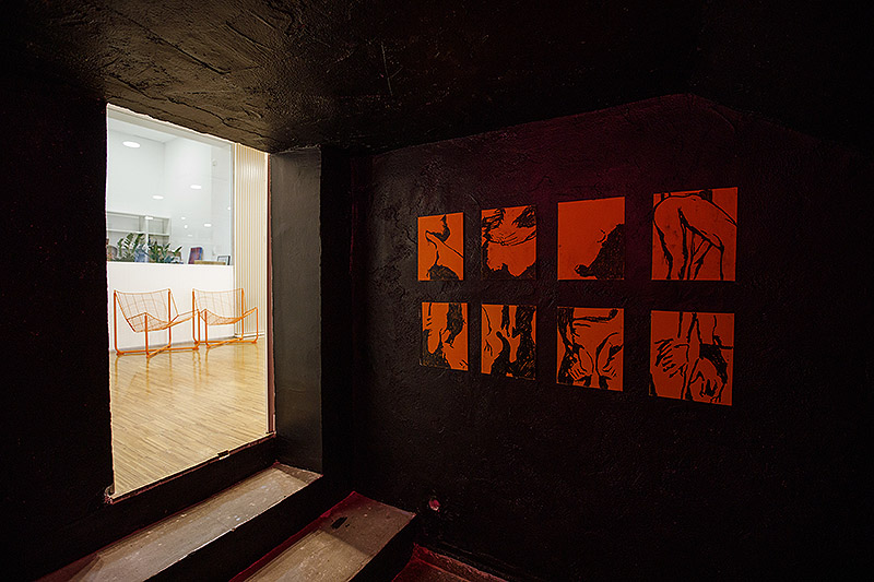 Vista de serigrafias en un espacio negro