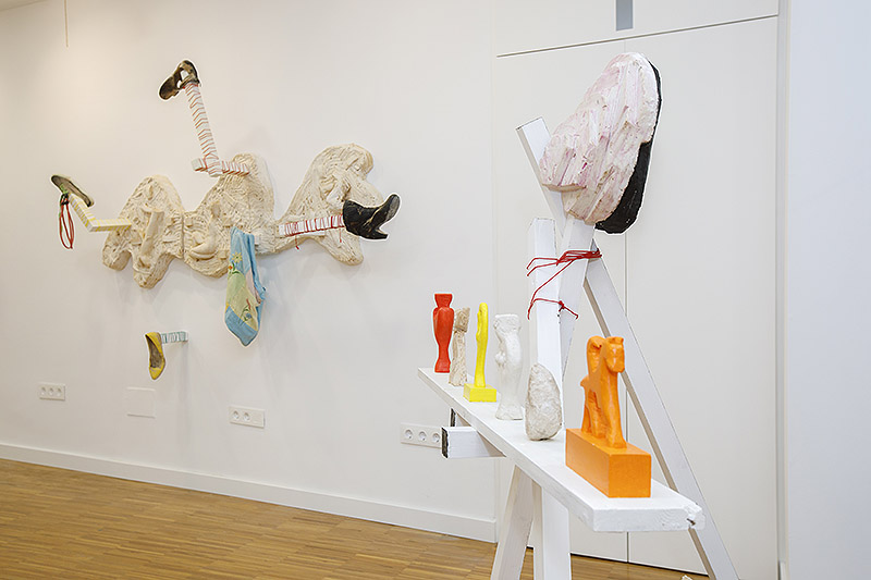 Vista de dos exculturas de la exposición