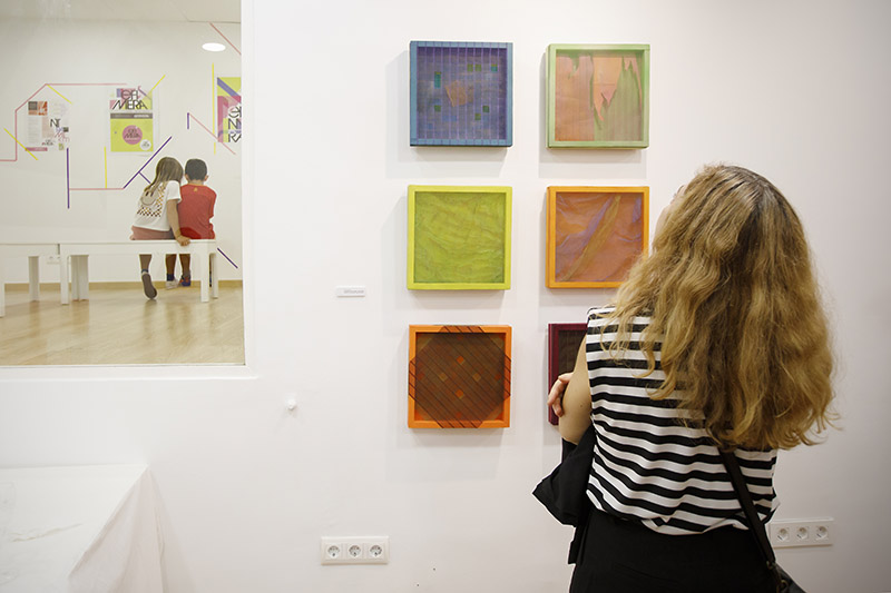 Imagen de mujer observando exposición