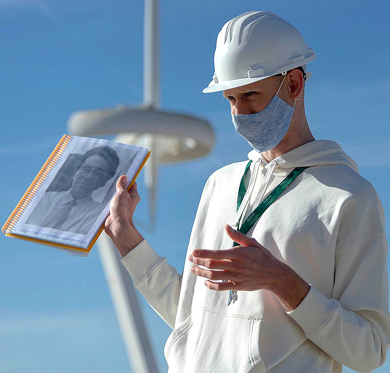 Foto de Erik con una foto de Calatrava