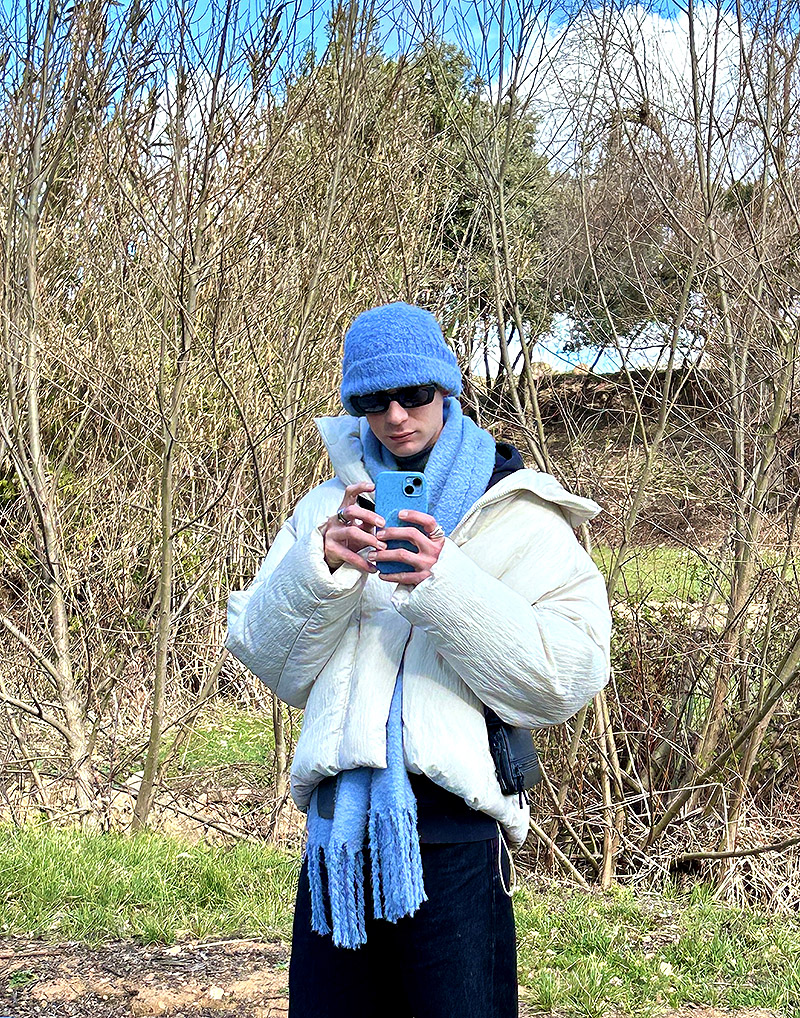 Imagen de Erik abrigado con el móvil