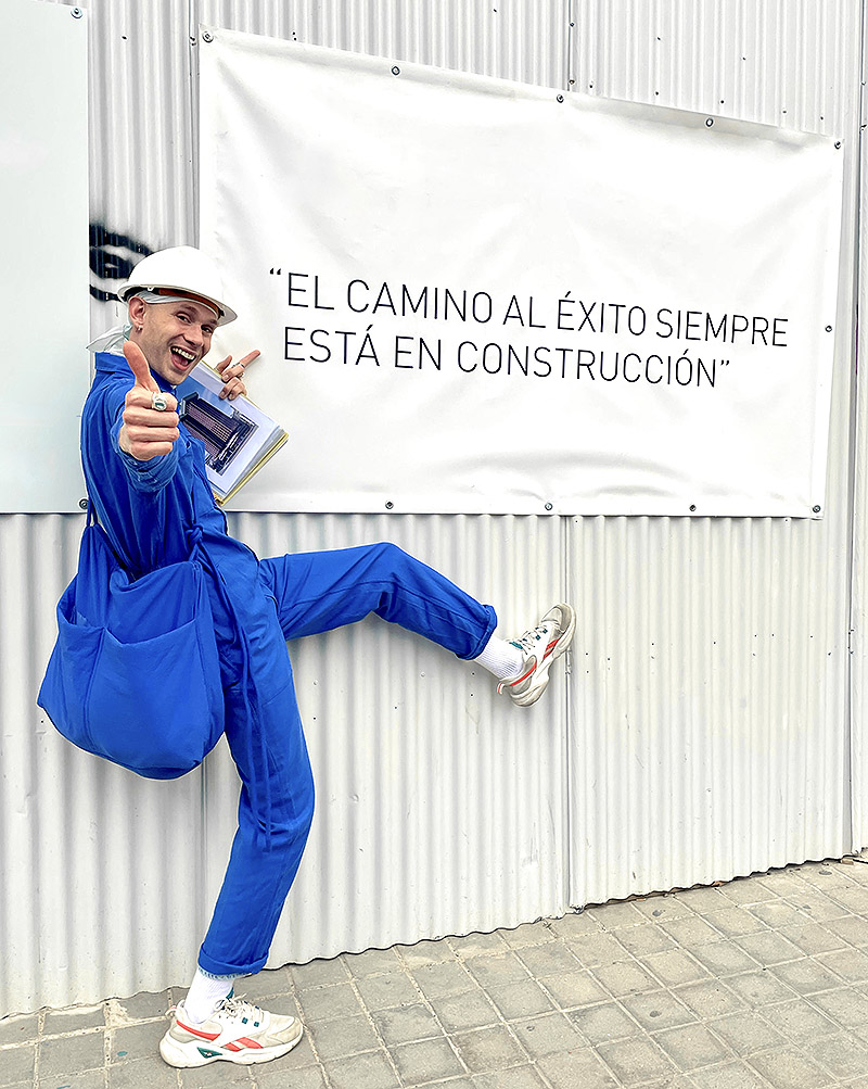 Imagen de Erik junto a un cartel sobre la construcción