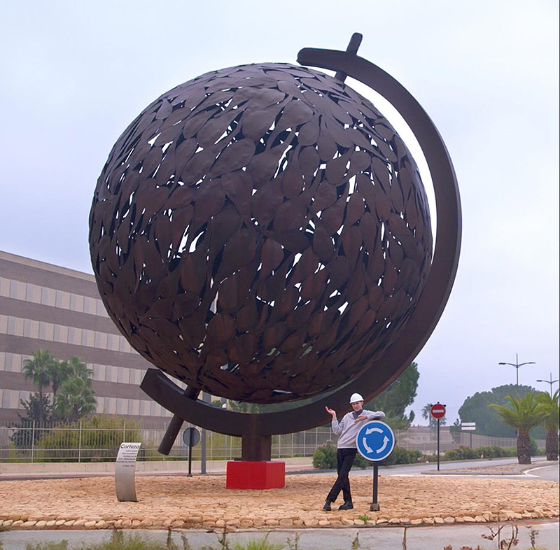 Imagen de Erik en una rotonda en Murcia