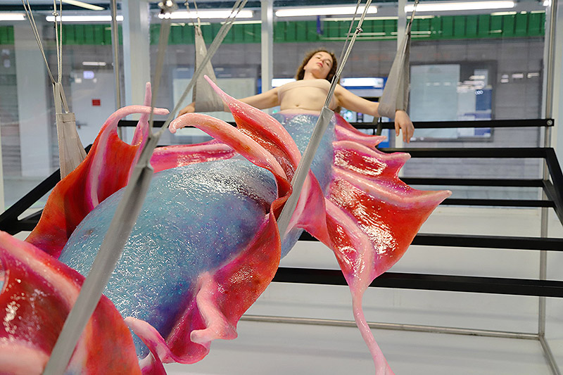 Vista de una mujer co cuerpo de molusco