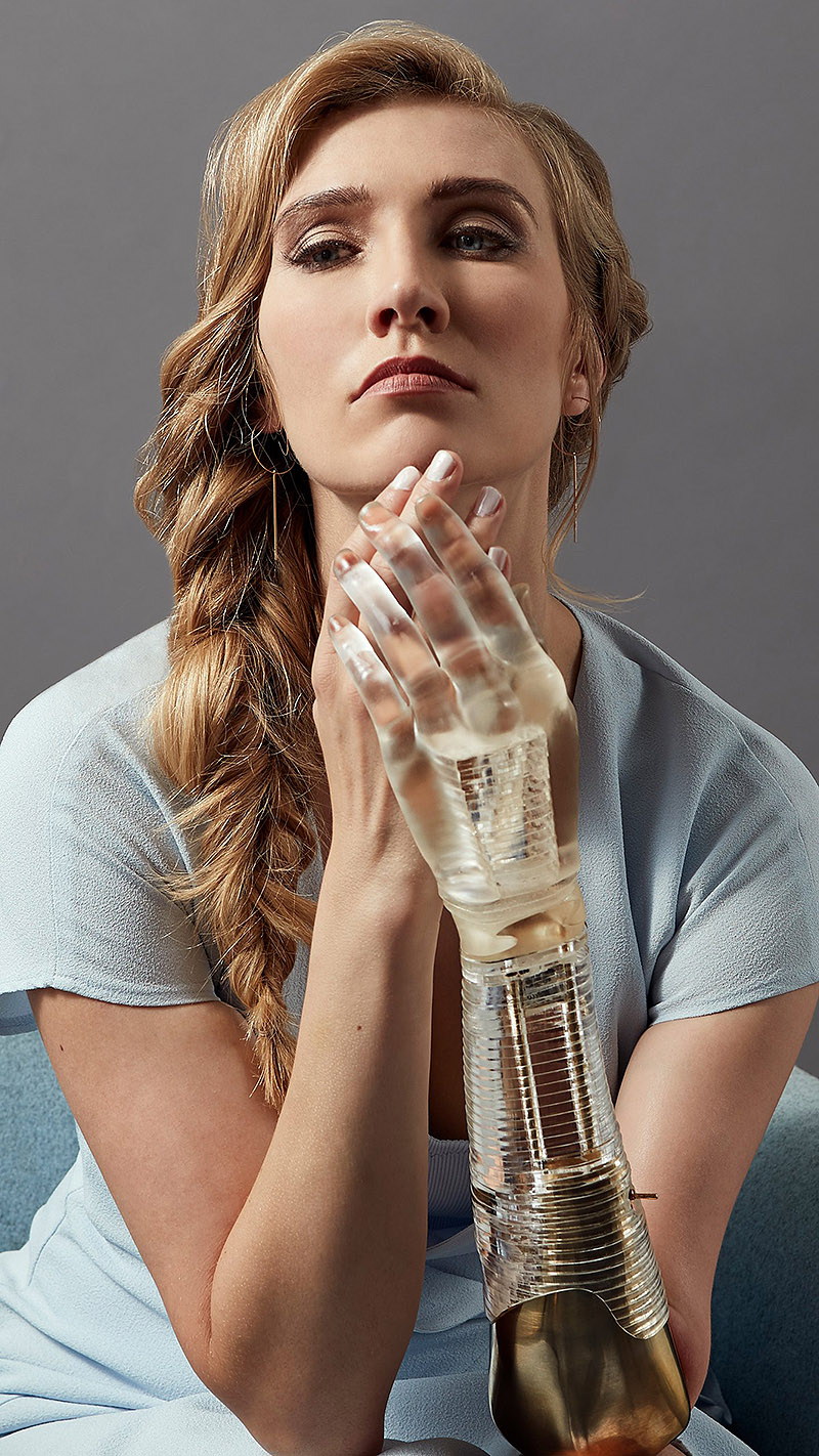 Imagen de una mujer con un brazo de cristal relleno de líquido