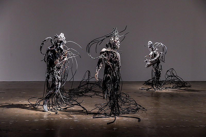 Esculturas metálicas de cuerpos