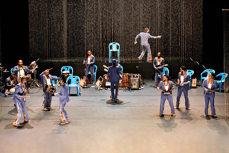 Foto del escenario con pieza con sillas