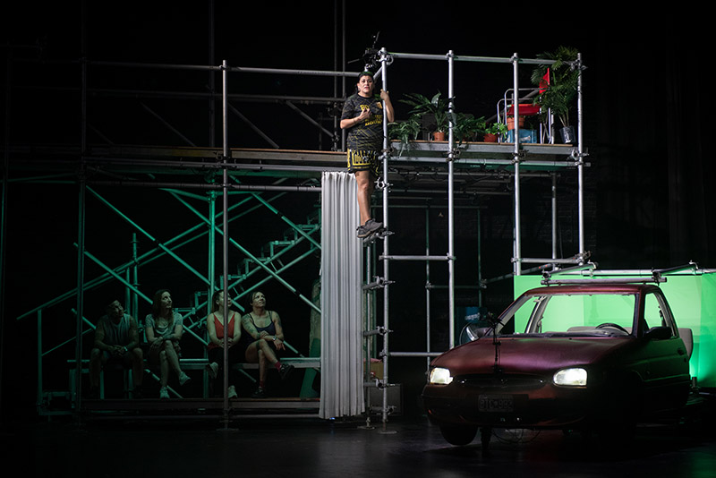 Muestra de escenografía de la pieza con coche