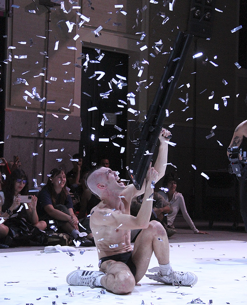 Hector Fuertes. imagen del performer en una actuación