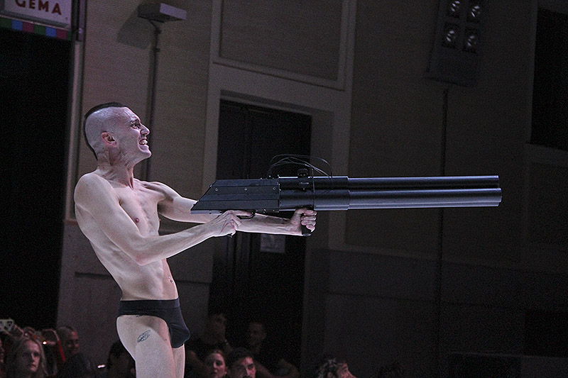 Hector Fuertes. imagen del performer en una actuación