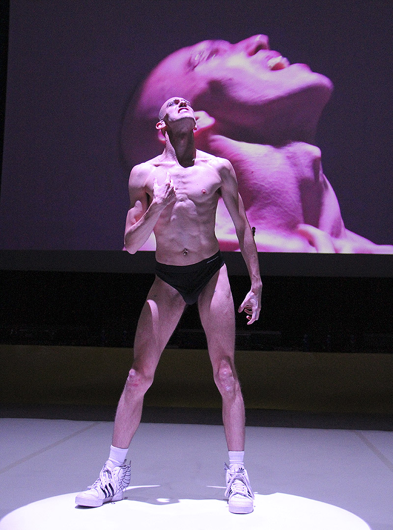 Hector Fuertes. imagen del performer en una actuación