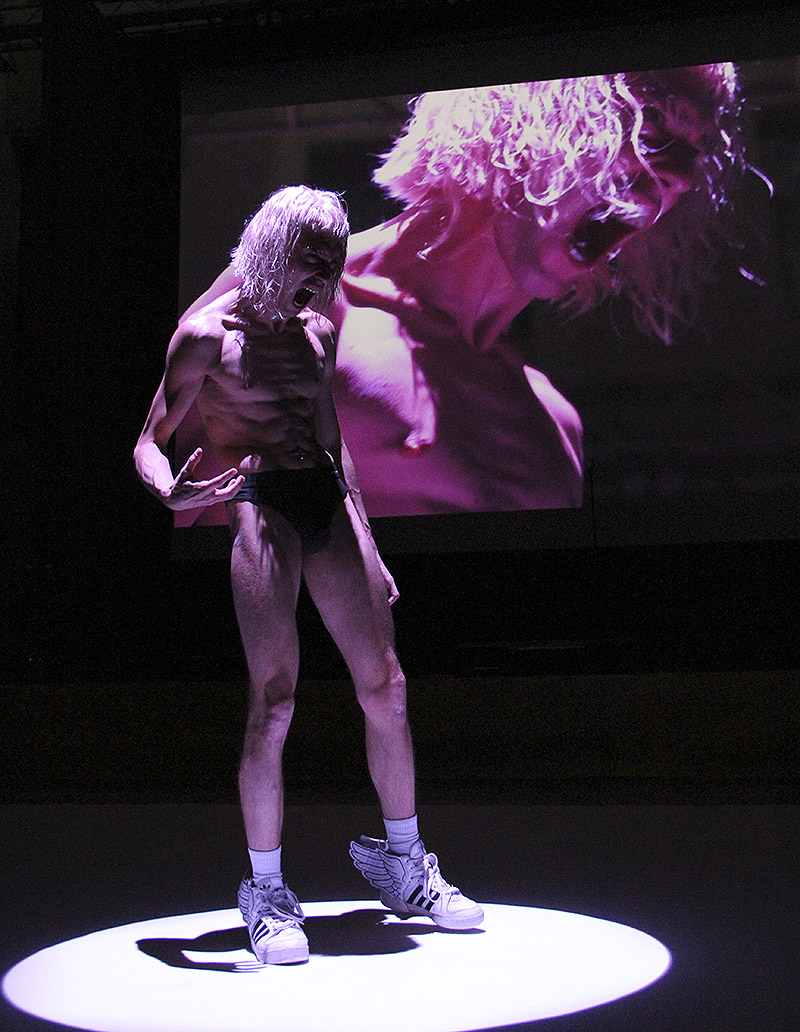 Hector Fuertes. imagen del performer en una actuación