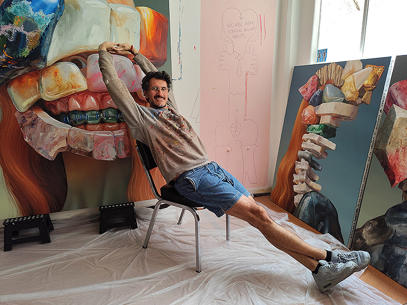 Horacio Quiroz, retrato del artista en su estudio
