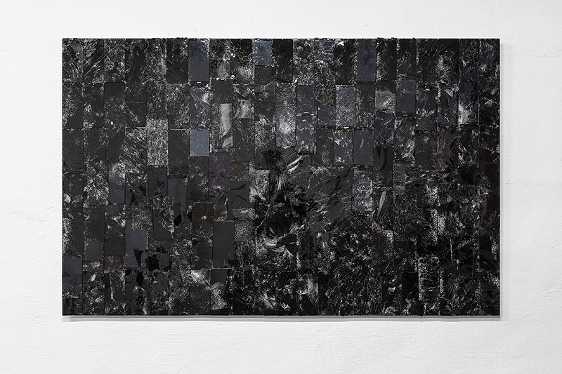 VP Hoteles - imagen de un panel con pantallas de móviles rotos