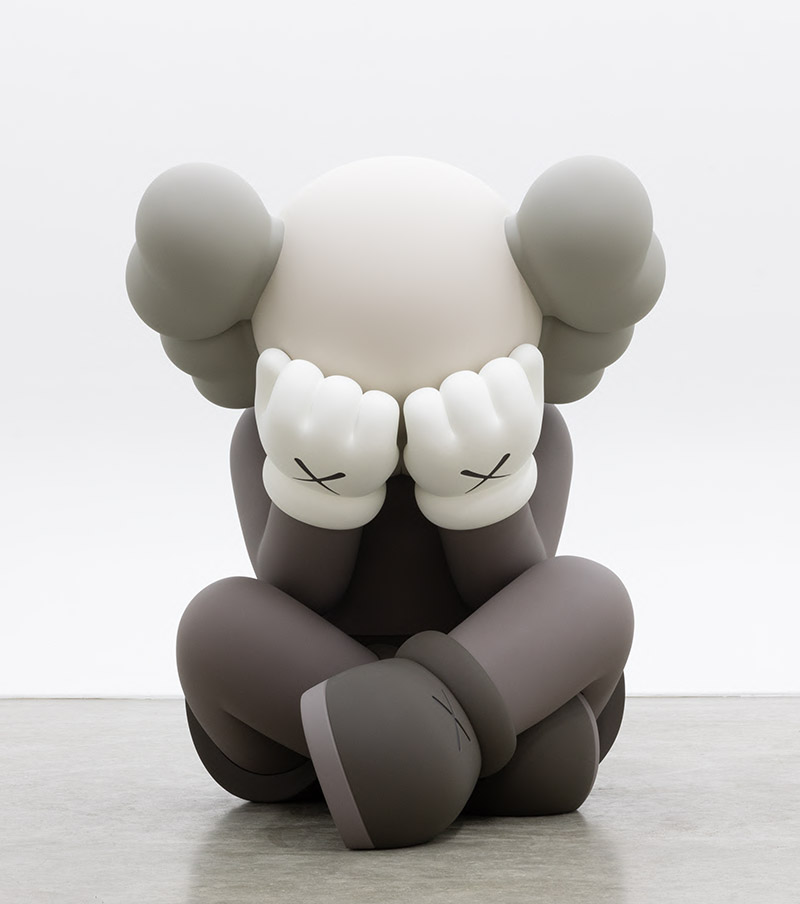 Kaws - figura clásica del artista con cabeza de calavera y pelo de payaso