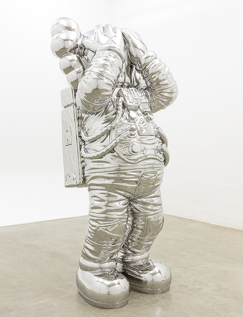 Kaws - figura clásica del artista vestida de astronauta con cabeza de calavera y pelo de payaso