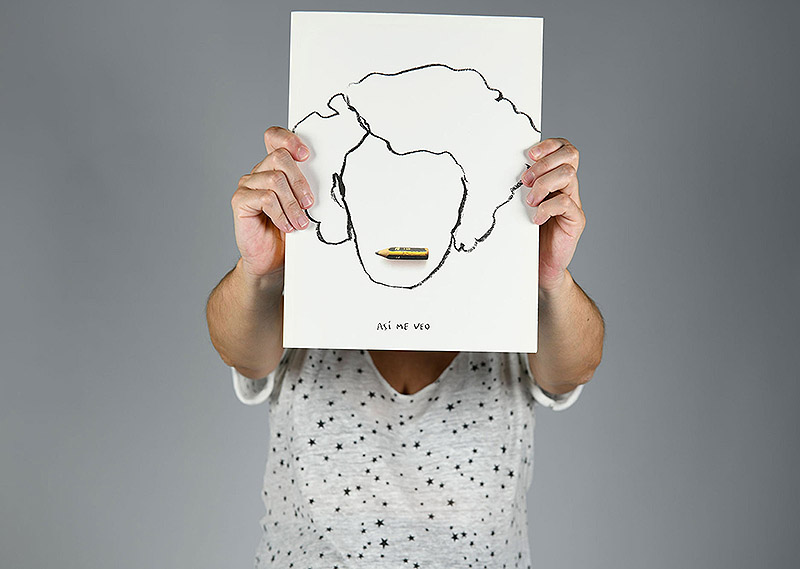 La Panera - mujer mostrando un dibujo