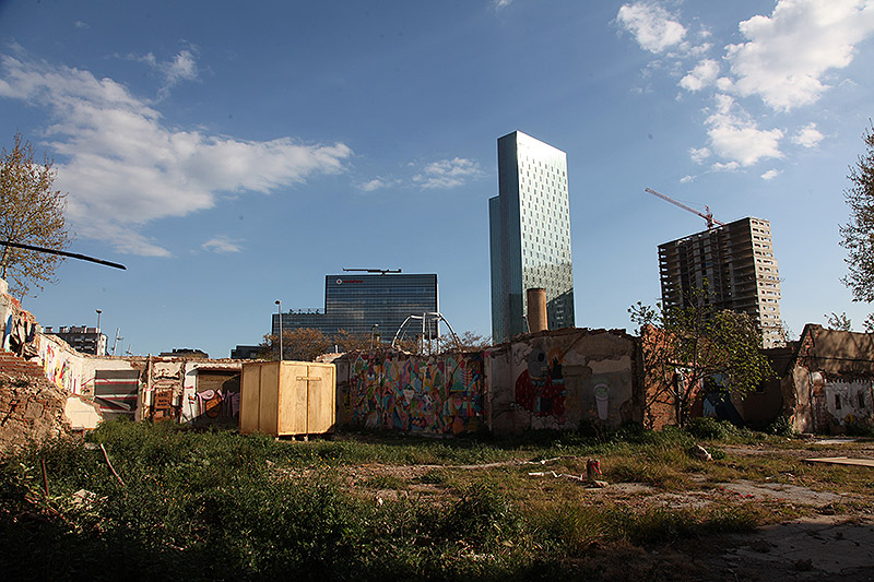 La Panera - foto de descampado con rascacielos al fondo