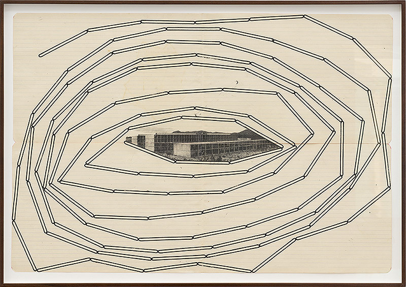 Luce - Imagen de instalación artística en una galería - vista de cuadros en la pared