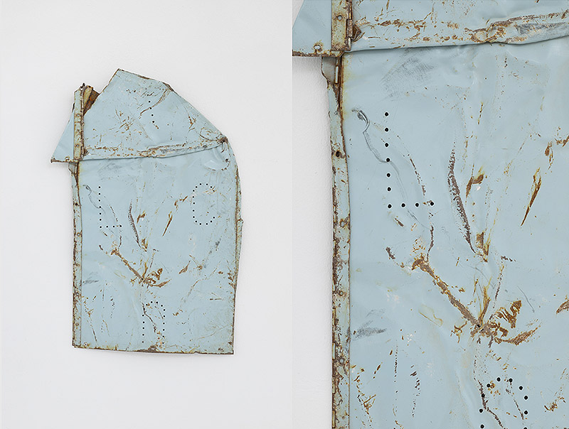 Luce - Imagen de instalación artística en una galería - chapa metálica vieja y oxidada