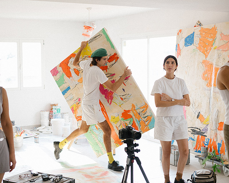 Los artistas Maite y Manuel montando una exposición