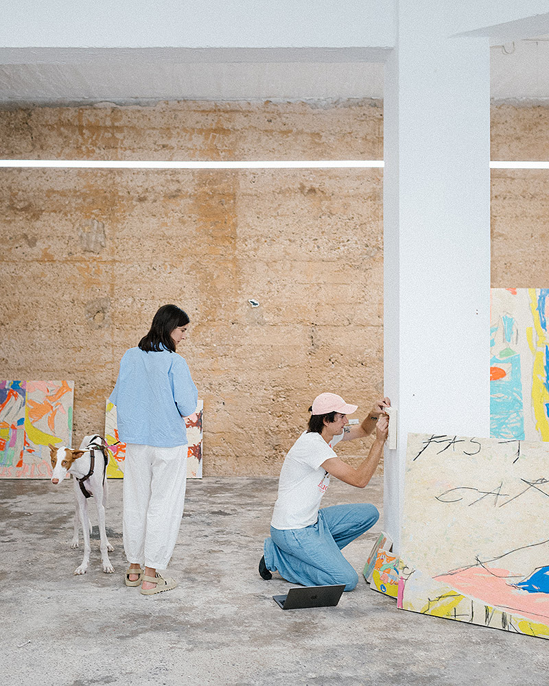 Los artistas Maite y Manuel montando una exposición